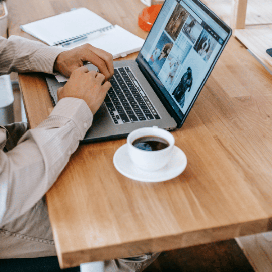 Blog Tips on Remote Teams shows picture of Remote Manager Working in a coffee shop